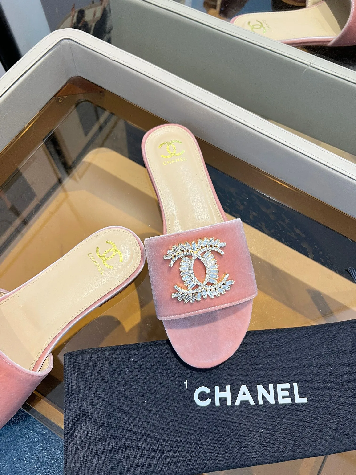 👟👟Ex-factory price 340👟👟 Genuine leather bottom +40 🎉🎉🎉Chanel Xiaoxiang C family sandals series official website synchronization, classic and elegant, casual wear 🌹🌹🌹🌹Original logo~Select imported cowhide and C family custom fabrics, multiple colors for the goddess to choose! ❤️❤️❤️❤️ Code number: 36~40 (customized 35 41 42 43 44 cannot be returned or exchanged)